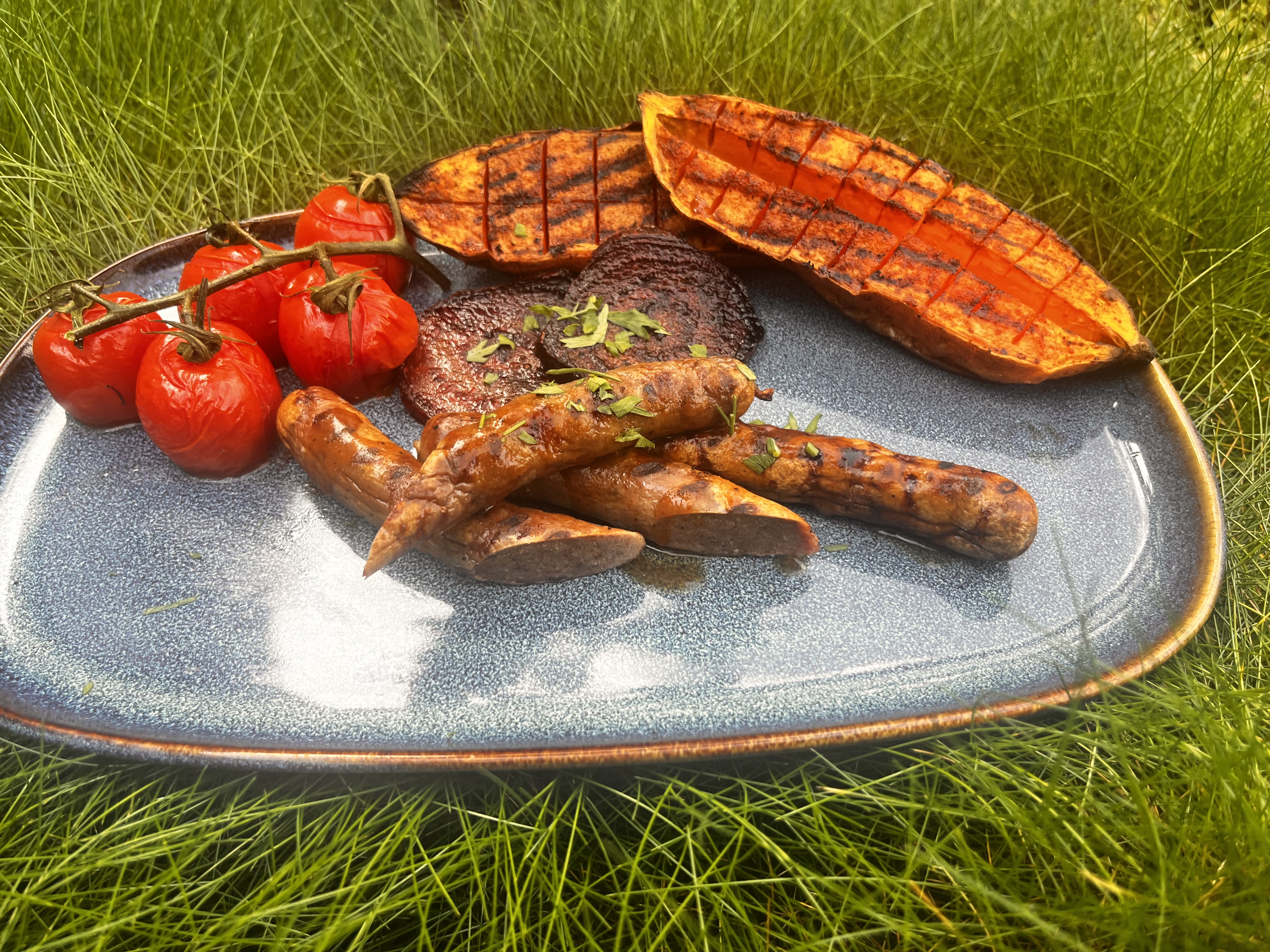 Wildworsten met gegrilde zoete aardappel rode biet en cherry tomaatjes en Jus: